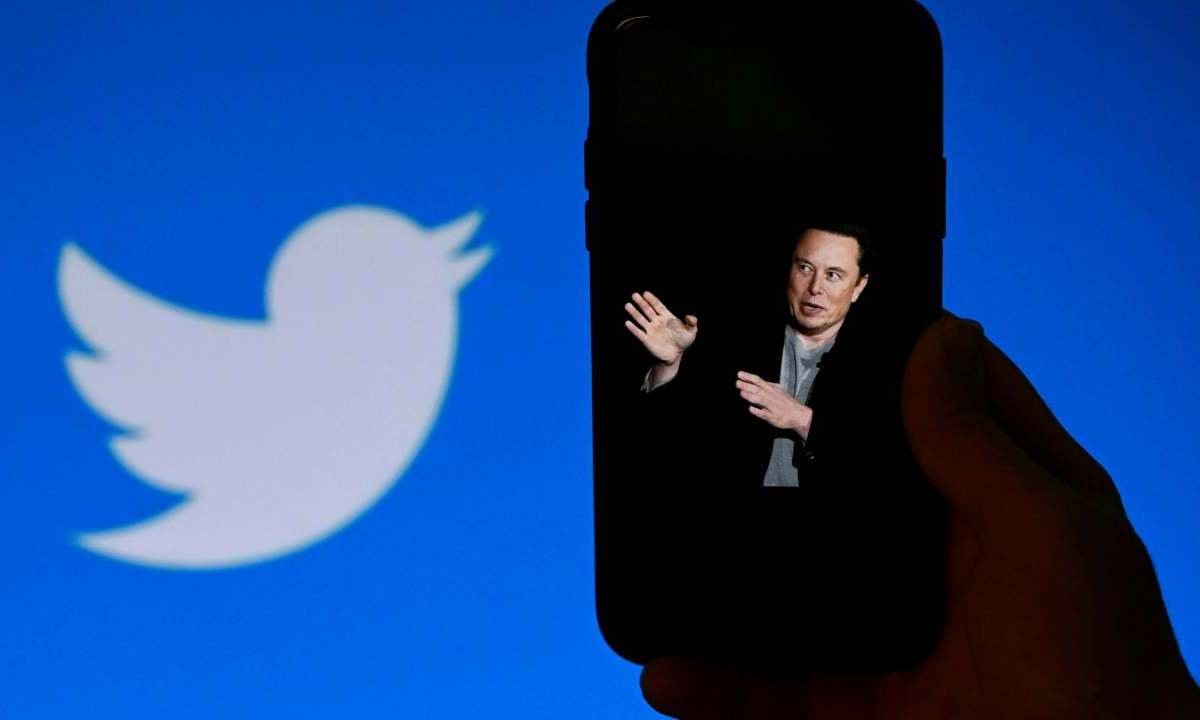 Elon Musk dice que Twitter ha perdido la mitad de sus ingresos publicitarios