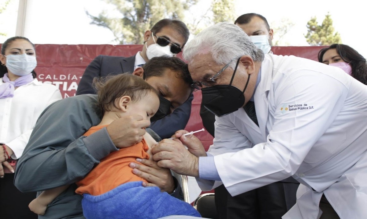 fotografía de un doctor que vacuna a un niño contra la hepatitis