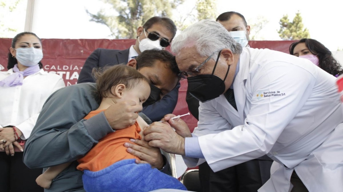 fotografía de un doctor que vacuna a un niño contra la hepatitis