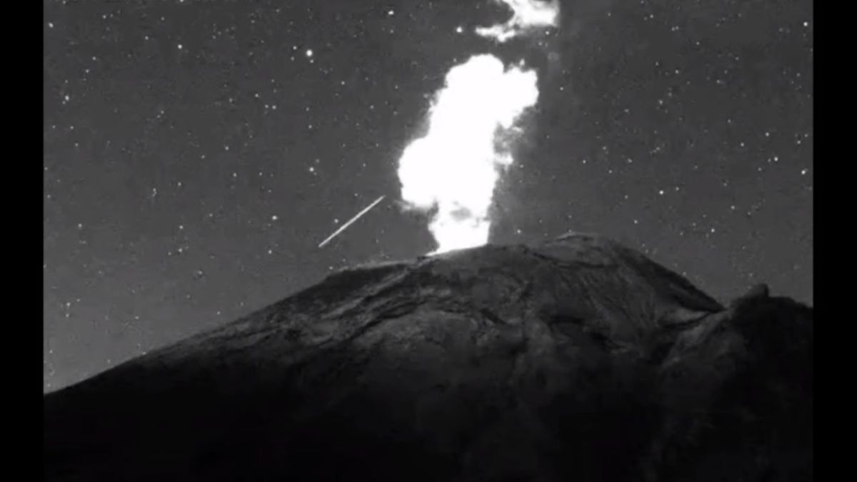 Captan estrella fugaz junto al Popocatépetl.