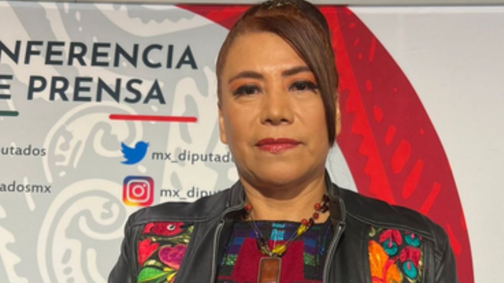 PRD pide garantizar la integridad física de la diputada federal, Adela Ramos Juárez, luego de que parara la distribución de los nuevos libros de la SEP