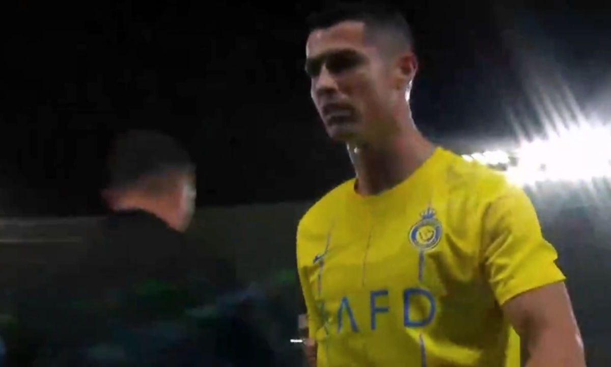 Cristino Ronaldo enfurece con el árbitro y empuja a fan.