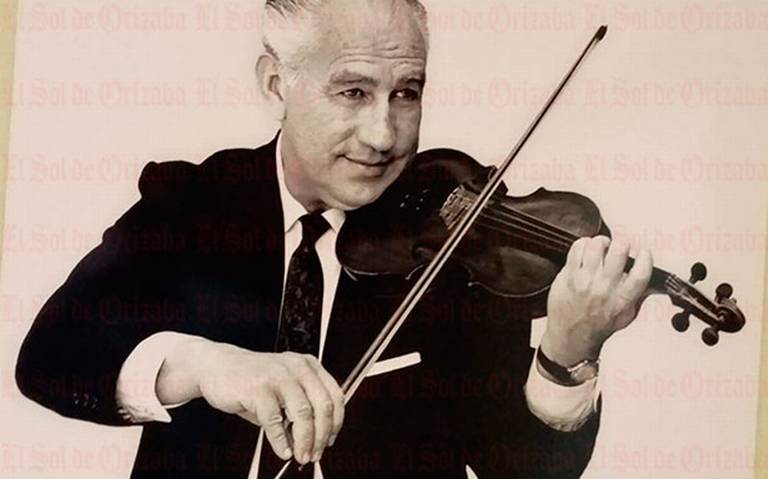 Francisco Gabilondo Soler tocando el violín