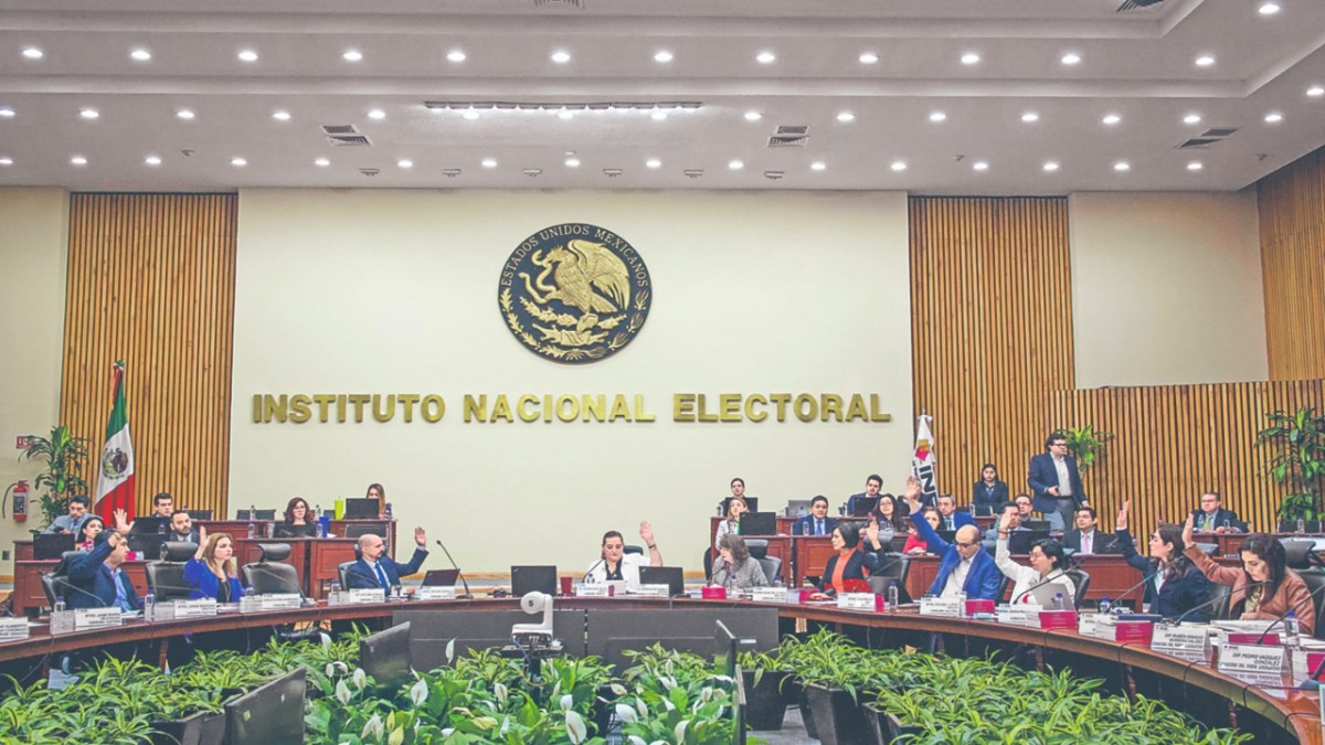 Regaña INE a presidenciables por violar equidad electoral