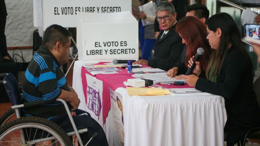 El Instituto Nacional Electoral (INE) convocó a los ciudadanos del país con alguna limitación o incapacidad física, a solicitar la credencial en sus domicilios