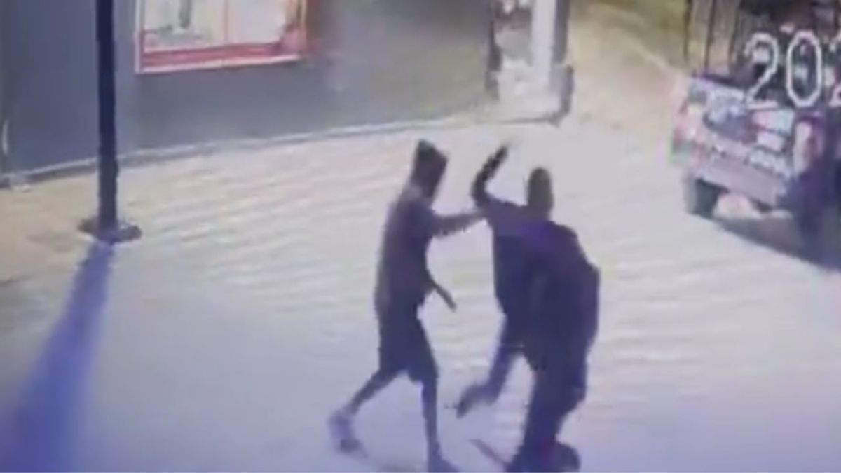 Policía es atacado por hermanos para robarle una pistola en calles de León.