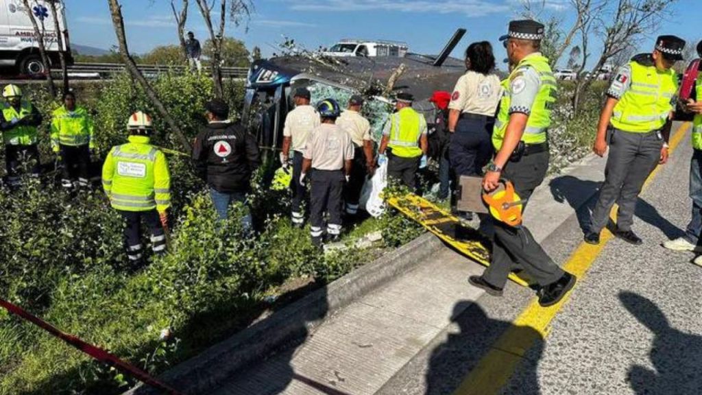 Confirman 6 muertos y 15 heridos por volcadura en la México-Querétaro