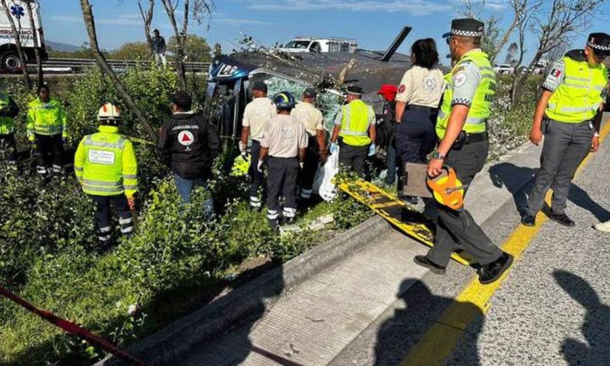 Confirman 6 muertos y 15 heridos por volcadura en la México-Querétaro