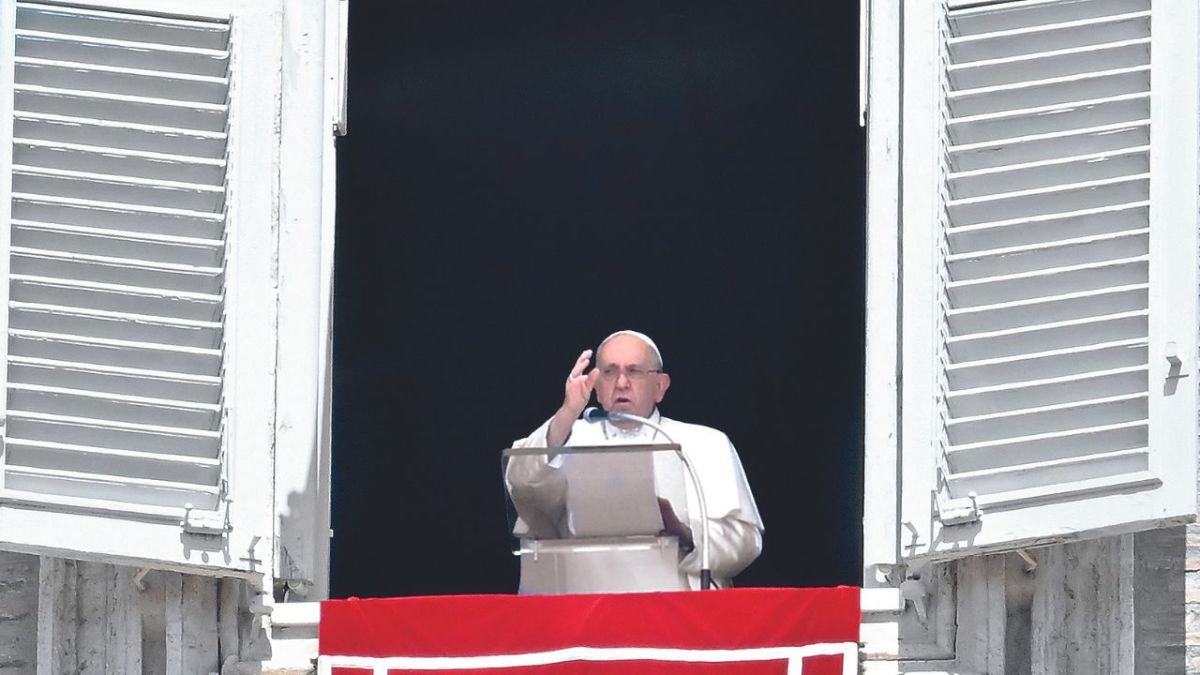 el pontífice de 86 años ofreció sus oraciones por las 41 personas reportadas como desaparecidas tras el naufragio de una embarcación