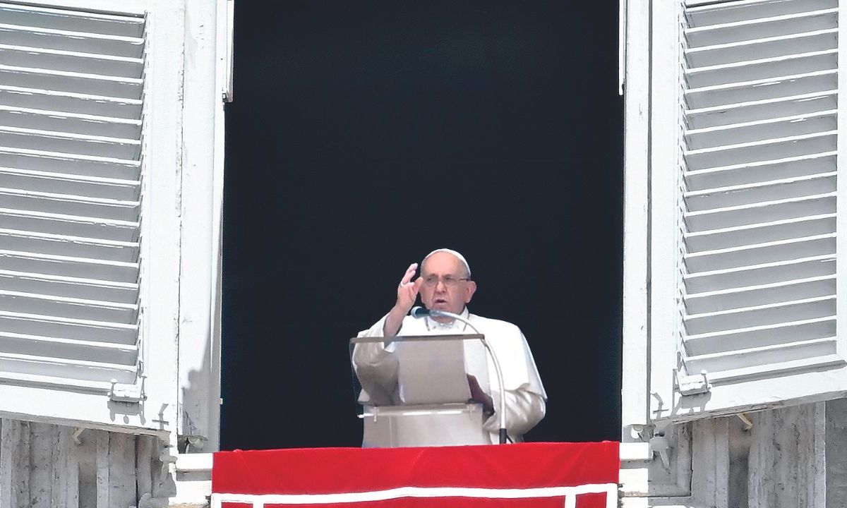 el pontífice de 86 años ofreció sus oraciones por las 41 personas reportadas como desaparecidas tras el naufragio de una embarcación