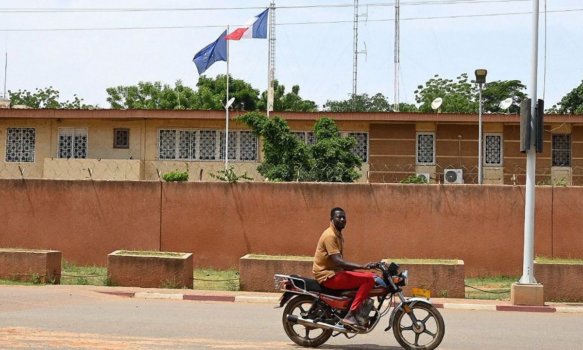 El presidente de Francia, Emmanuel Macron, informó ayer que el embajador de Francia en Níger sigue en el país