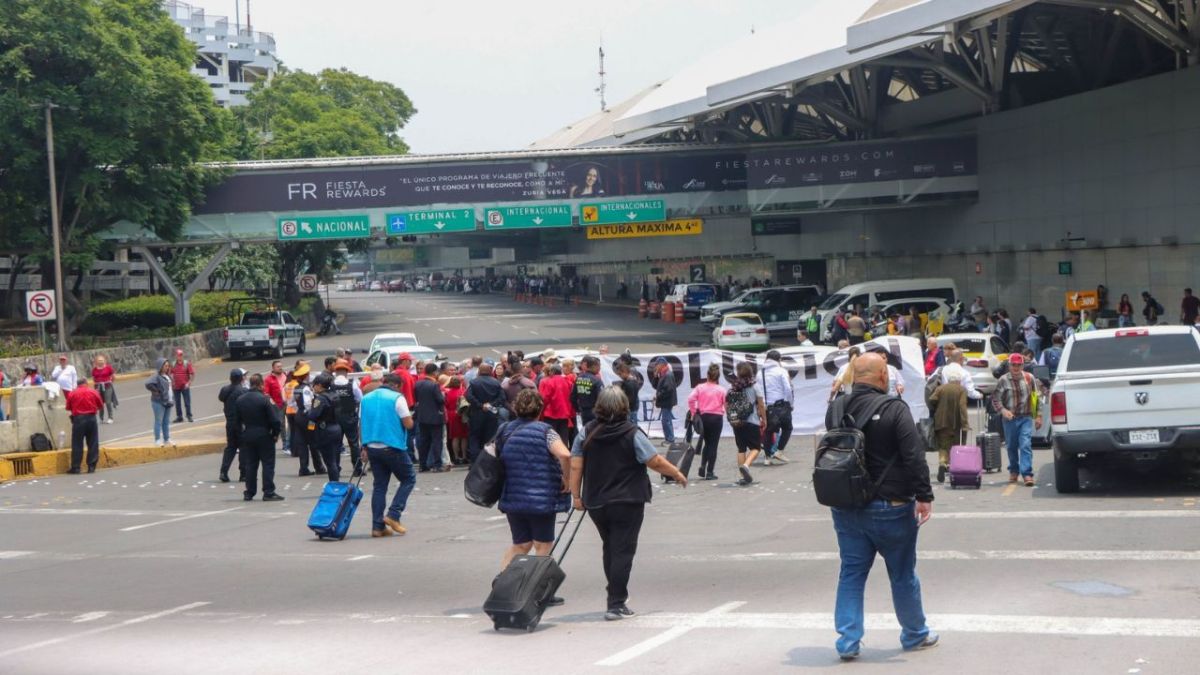 Usuarios del Aeropuerto Internacional de la Ciudad de México (AICM) se vieron afectados debido a una manifestación