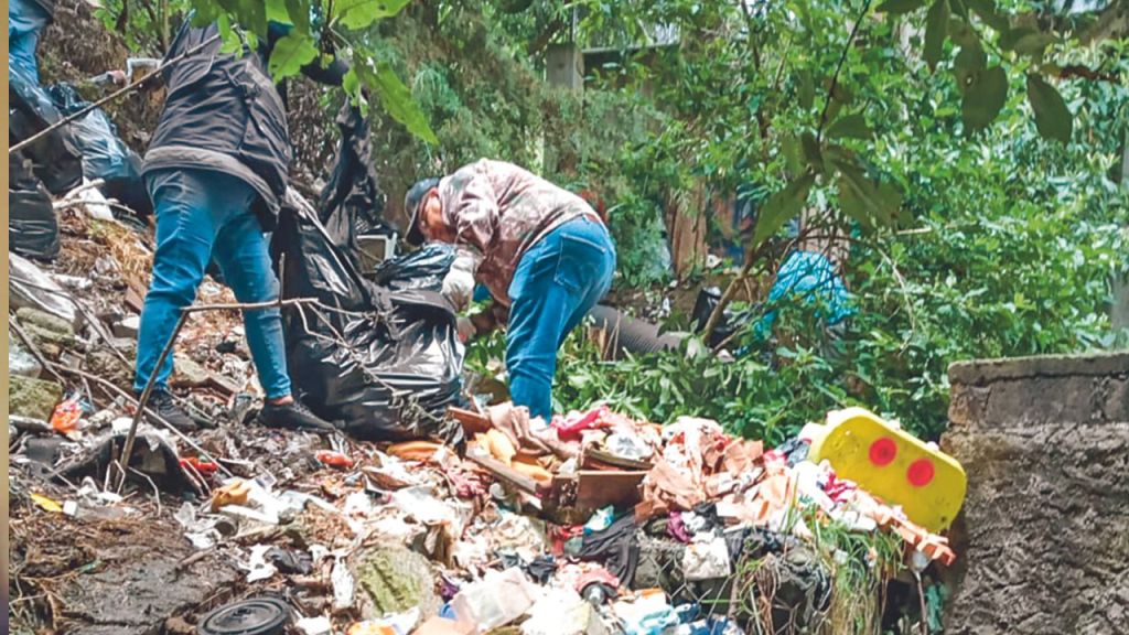 Retiran toneladas de basura en barranca de Cuajimalpa