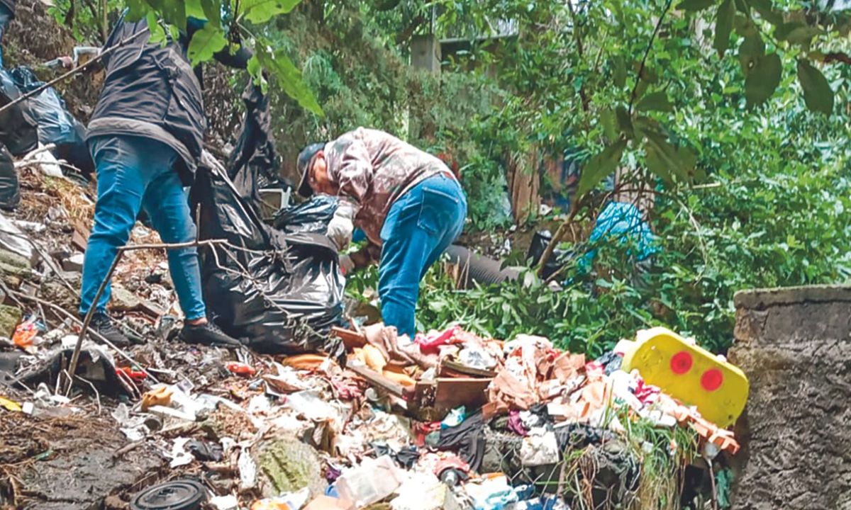 Retiran toneladas de basura en barranca de Cuajimalpa