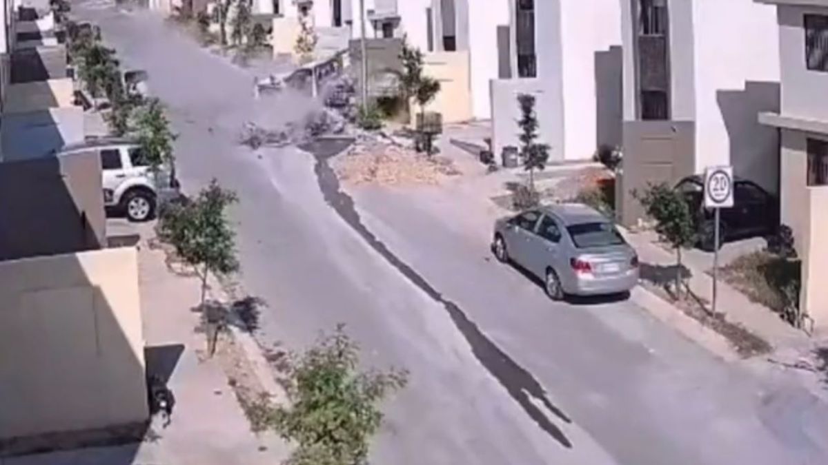 Camión se queda sin frenos y choca contra dos casas en Nuevo León.