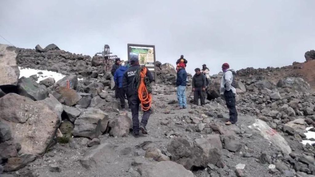 Rescatan cuerpos de los alpinistas que se accidentaron y murieron en el Pico de Orizaba.