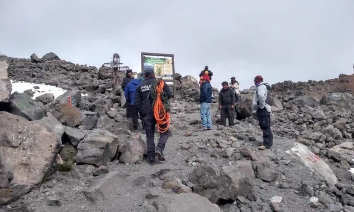 Rescatan cuerpos de los alpinistas que se accidentaron y murieron en el Pico de Orizaba.