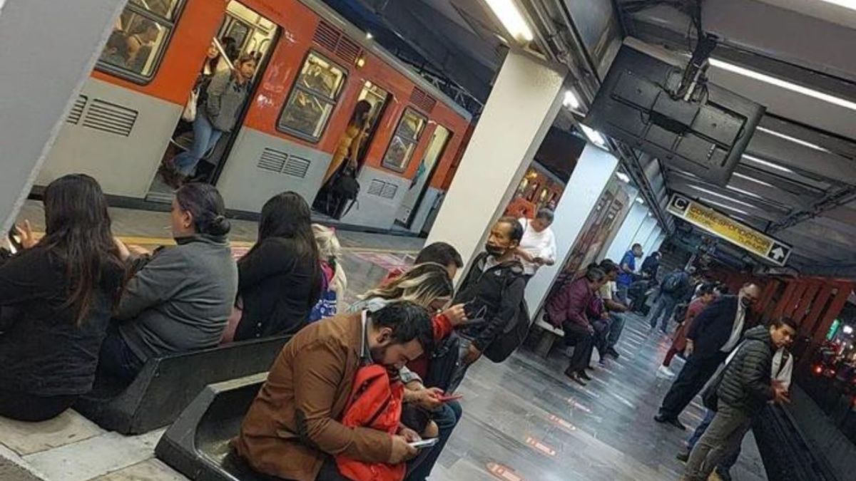 Presuntamente el hombre se arrojó a las vías de la estación del Metro Pino Suárez, de la Línea 2; perdió la vida.