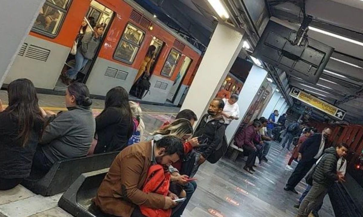 Presuntamente el hombre se arrojó a las vías de la estación del Metro Pino Suárez, de la Línea 2; perdió la vida.