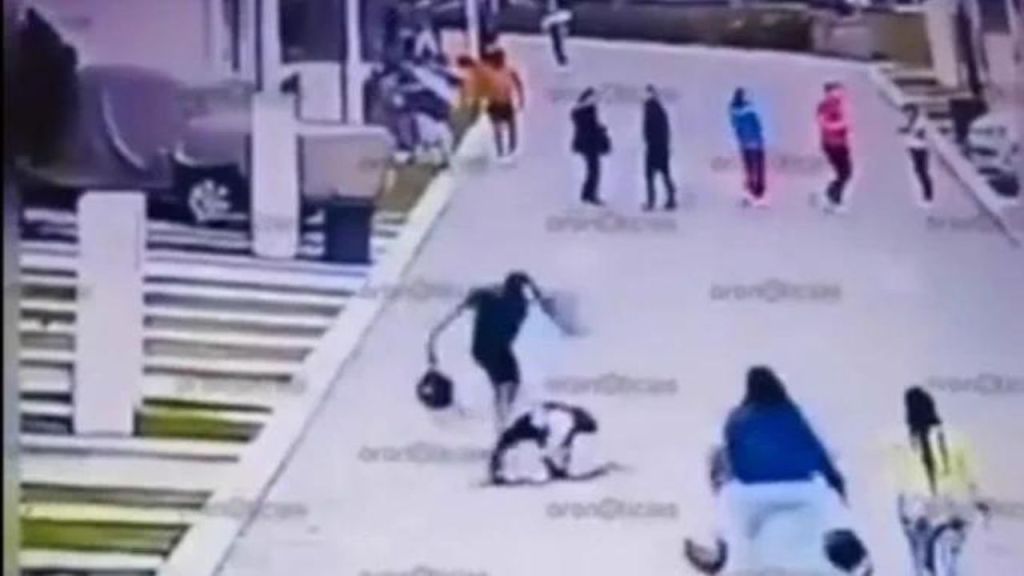 Hombre golpea a su pareja en calles de Puebla; vecinos ayudan a la mujer.