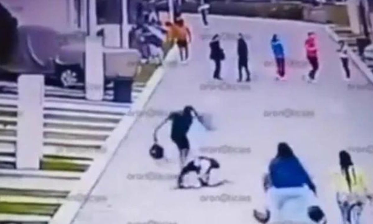 Hombre golpea a su pareja en calles de Puebla; vecinos ayudan a la mujer.