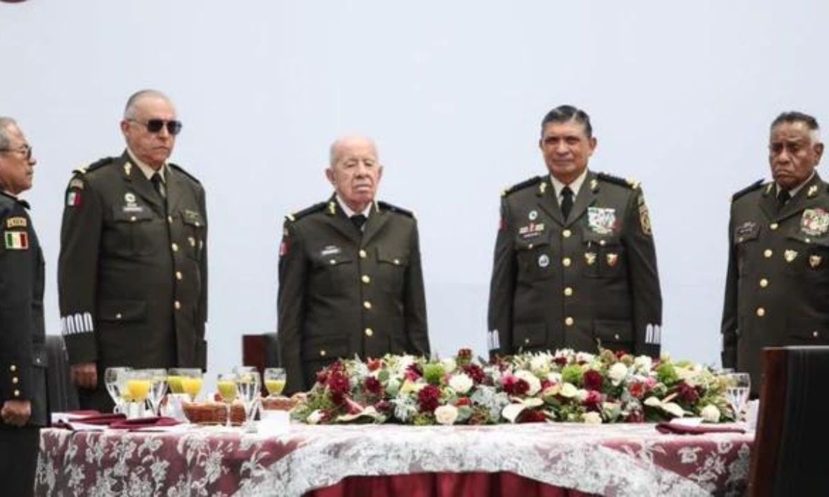 Reaparece el general Salvador Cienfuegos en evento del Colegio Militar en Veracruz
