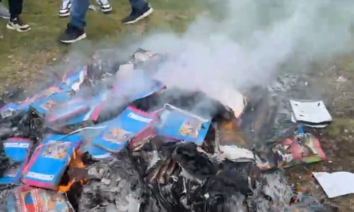 Captan como habitantes de San Cristóbal de las Casas queman libros de textos gratuitos.