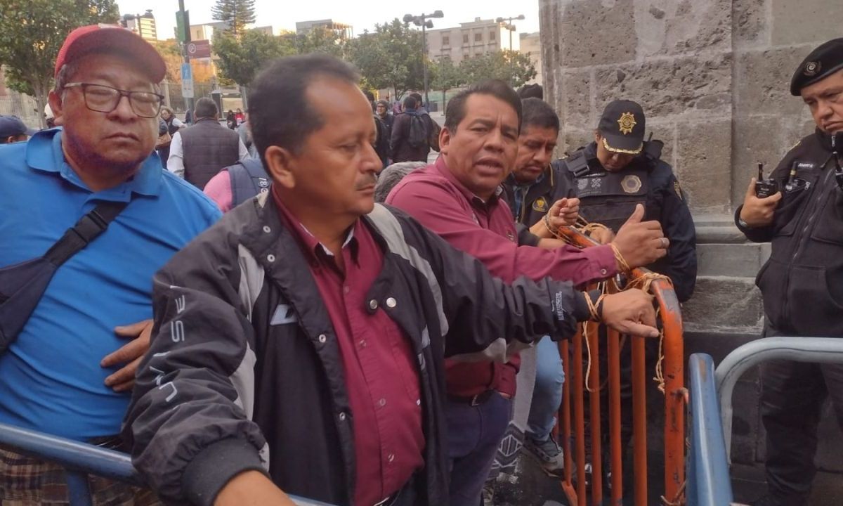 Trabajadores de Tabasco se amarran a vallas frente a Palacio