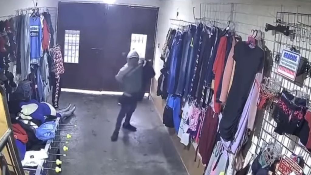 Dos sujetos asaltaron una tienda de ropa en Tecámac; uno de probó prendas y las robó.