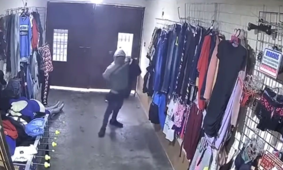 Dos sujetos asaltaron una tienda de ropa en Tecámac; uno de probó prendas y las robó.