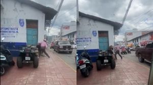 VIDEO: “¡Está discapacitado!”: Sujeto golpea a un hombre con bastón en Tejupilco. Noticias en tiempo real
