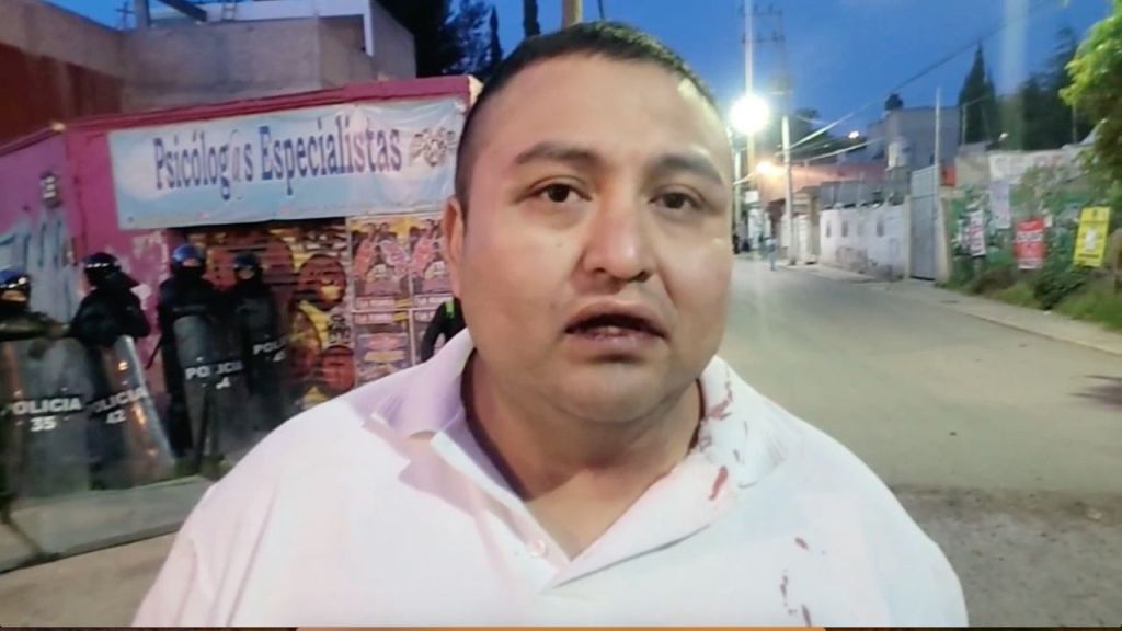 Granaderos de Chimalhuacán se enfrentaron a golpes con locatarios del mercado Zaragoza que será demolido; defendían sus locales