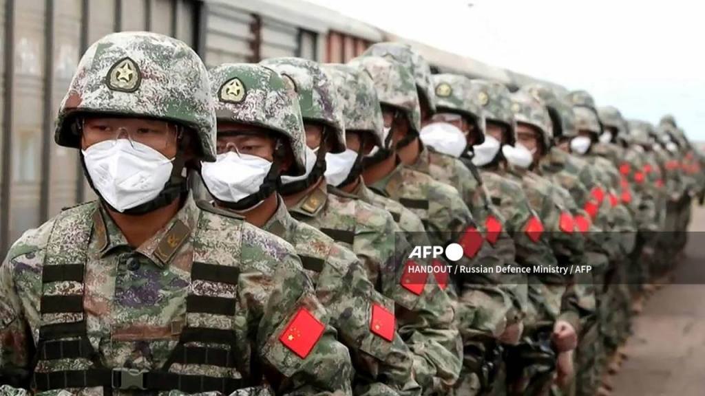China inició el sábado (hora local) maniobras militares alrededor de Taiwán a modo de "seria advertencia" después de expresar su malestar por una escala en Estados Unidos del vicepresidente del gobierno de esta isla, William Lai.