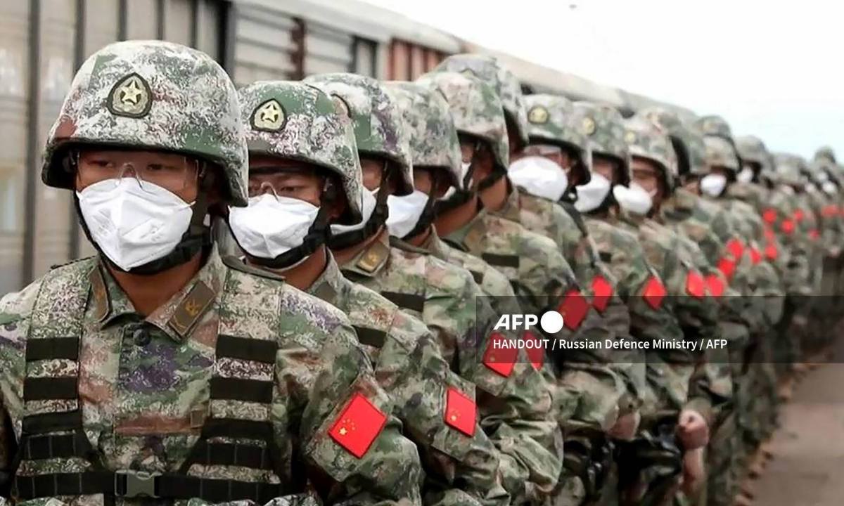 China inició el sábado (hora local) maniobras militares alrededor de Taiwán a modo de "seria advertencia" después de expresar su malestar por una escala en Estados Unidos del vicepresidente del gobierno de esta isla, William Lai.