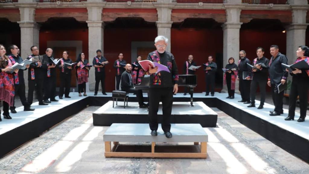 Con la interpretación de reconocidos temas de la música mexicana, el Coro de la Ciudad de México celebró 62 años de existencia en un concierto gratuito en el Museo José Luis Cuevas.