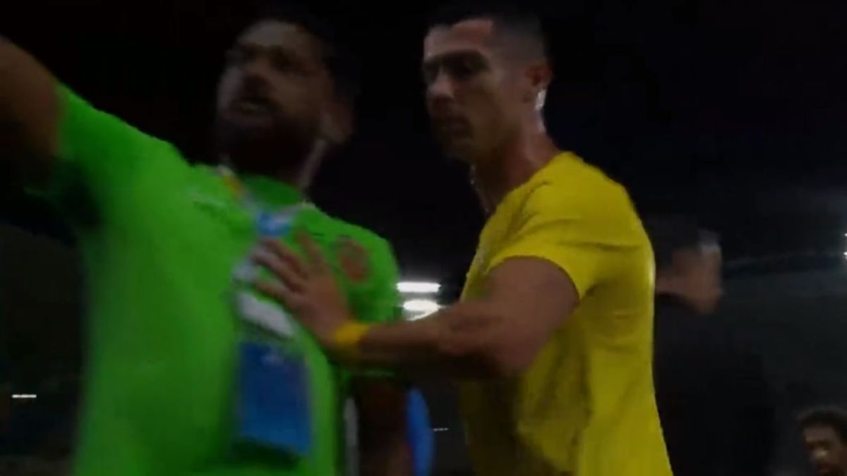 Foto:Captura de pantalla|VIDEO: Cristiano Ronaldo empuja a fan que quería una foto con él