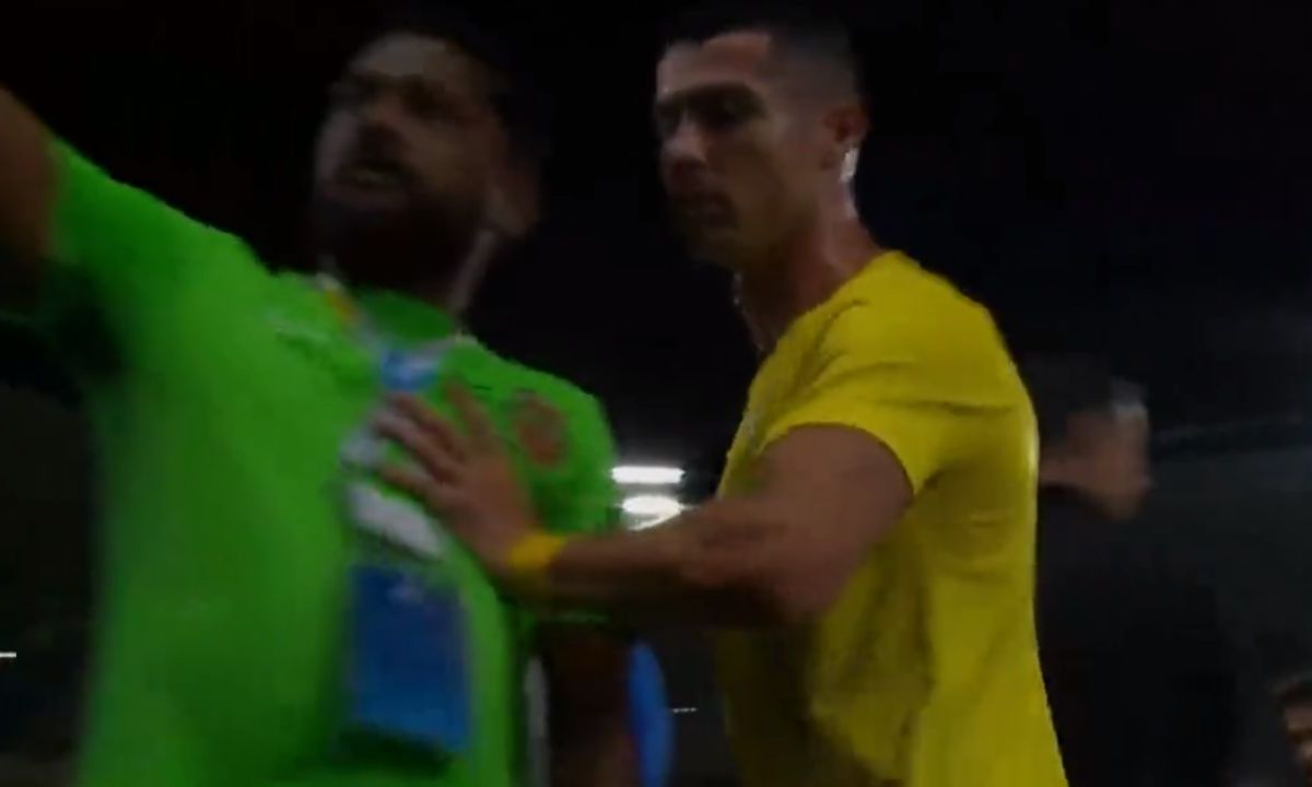 Foto:Captura de pantalla|VIDEO: Cristiano Ronaldo empuja a fan que quería una foto con él
