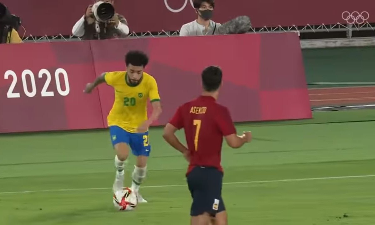 Fotografía de partido de fútbol entre Brasil y España