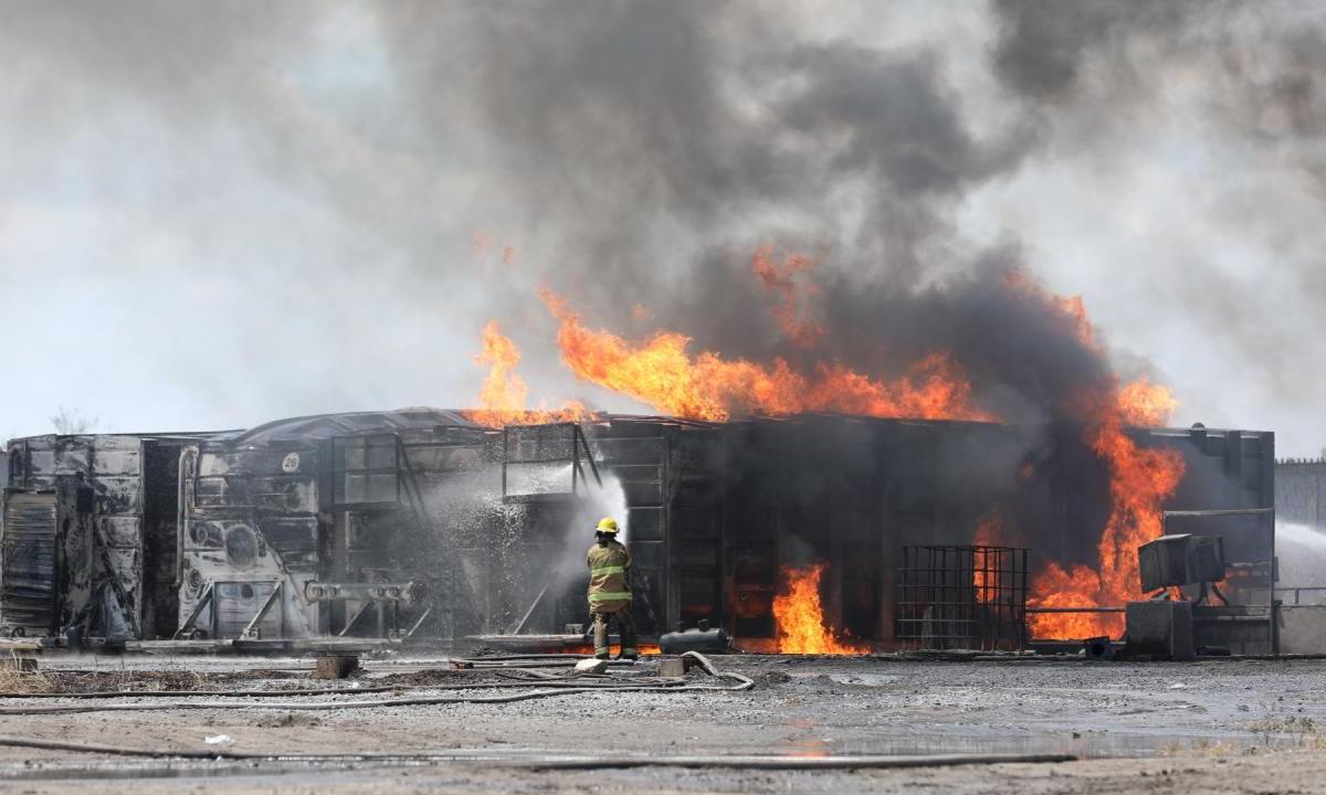 La tarde de este miércoles 30 de agosto se registró el incendio de unos tanques de gasolina en una empresa de Salinas Victoria, en Nuevo León.