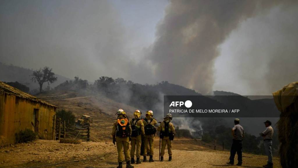 Cientos de bomberos se movilizaron este martes contra un incendio activo desde hace cuatro días en el suroeste de Portugal, país que como la vecina España atraviesa un episodio de calor intenso