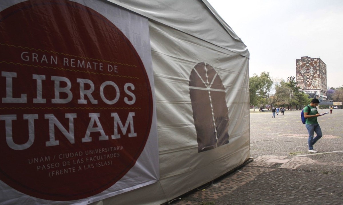 Fotografía de la carpa del Remate de libros UNAM