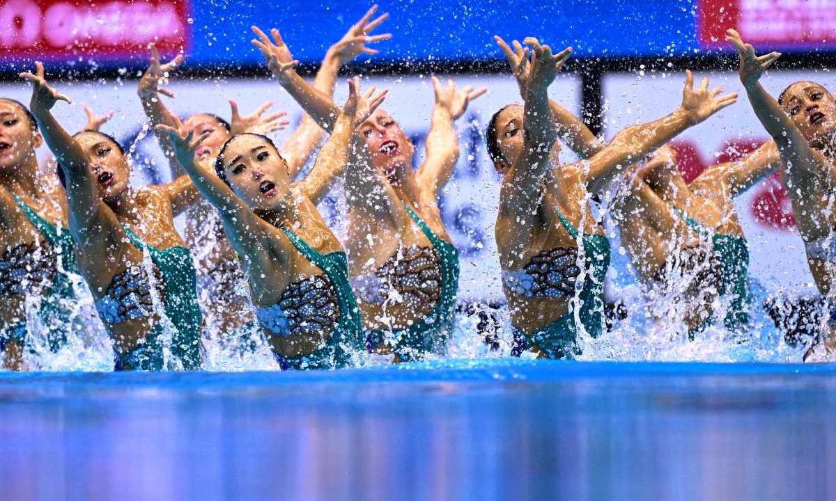 Los Juegos Olímpicos de París 2024 albergarán la natación artística, una disciplina que debes conocer y aquí te contamos a detalles sobre este deporte.