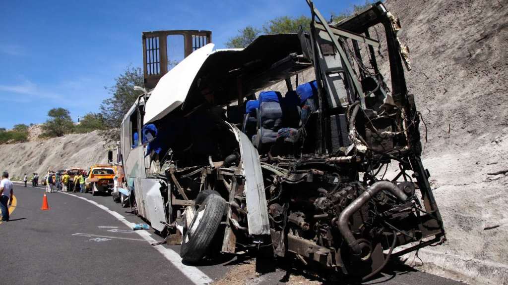 Luego del accidente ocurrido este martes 22 de agosto en donde un autobús de pasajeros chocó sobre la autopista Oaxaca-Cuacnopalan, autoridades informaron que aumentó el número de fallecidos.