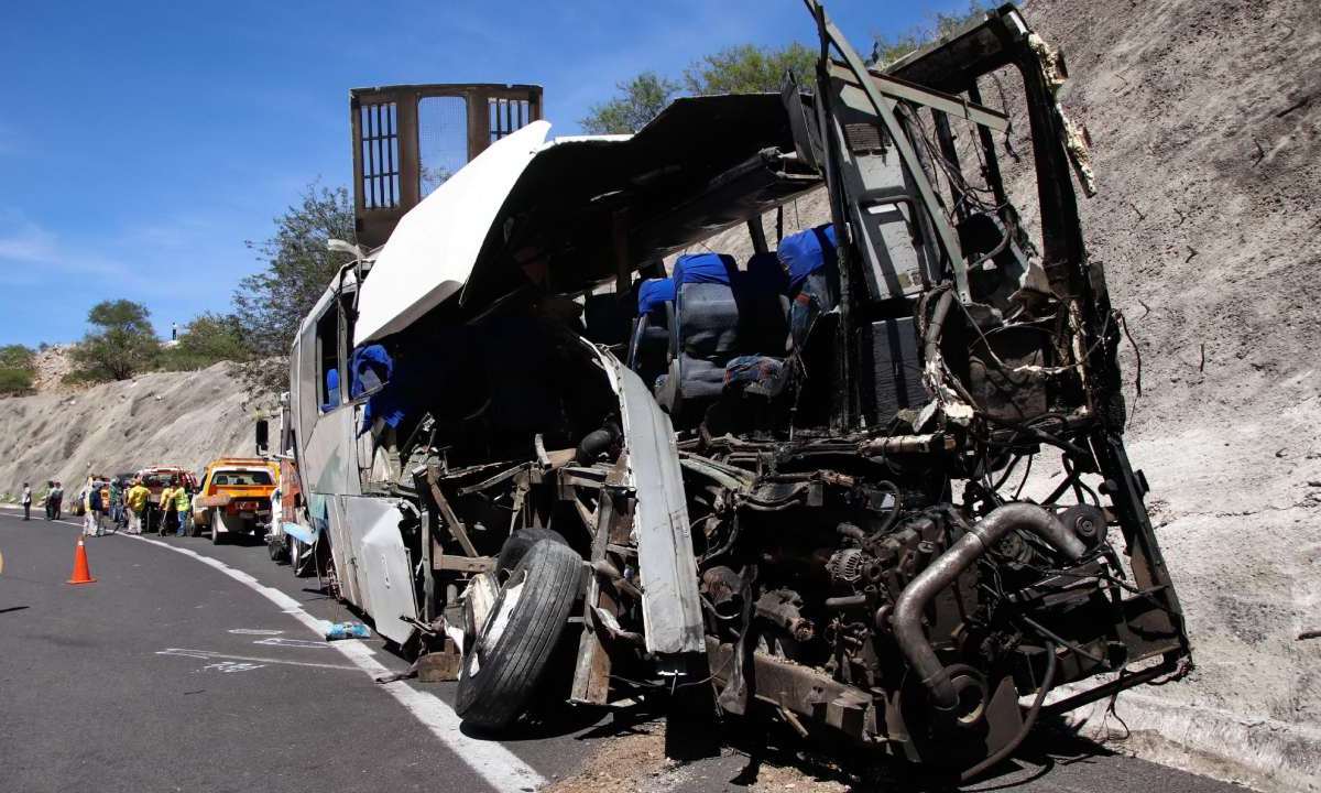 Luego del accidente ocurrido este martes 22 de agosto en donde un autobús de pasajeros chocó sobre la autopista Oaxaca-Cuacnopalan, autoridades informaron que aumentó el número de fallecidos.