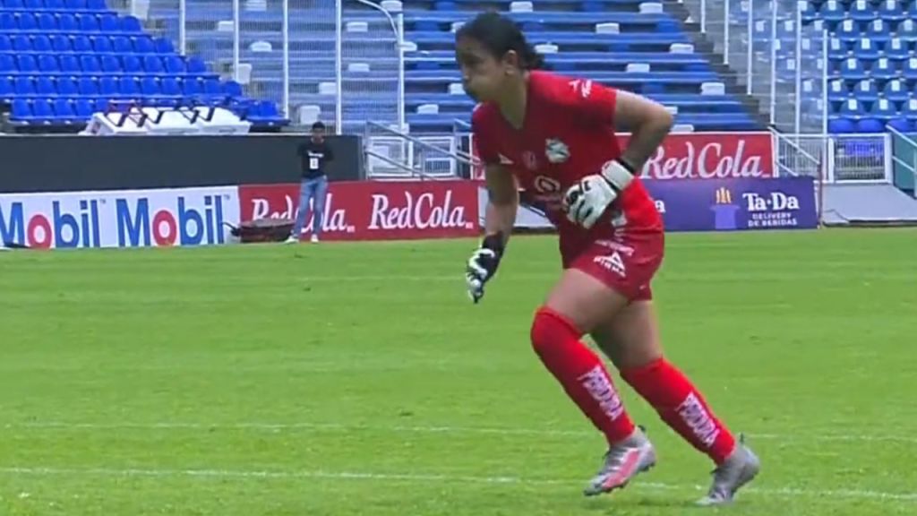 Foto:Captura de pantalla|¡Histórica! Karla Morales es la primera portera en anotar un gol en la Liga MX Femenil