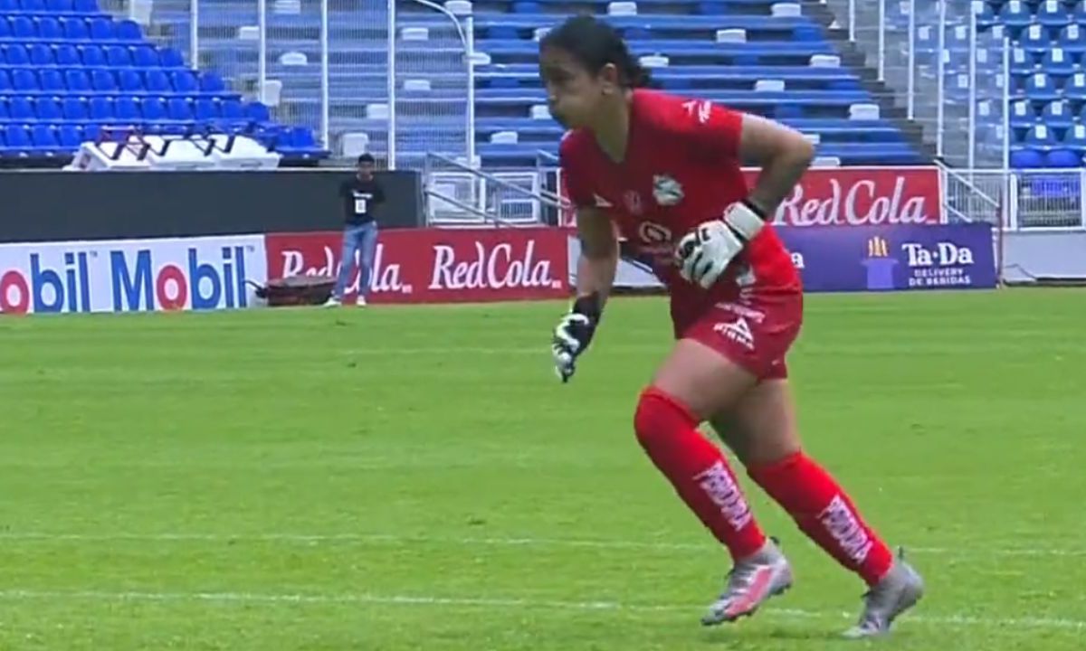 Foto:Captura de pantalla|¡Histórica! Karla Morales es la primera portera en anotar un gol en la Liga MX Femenil
