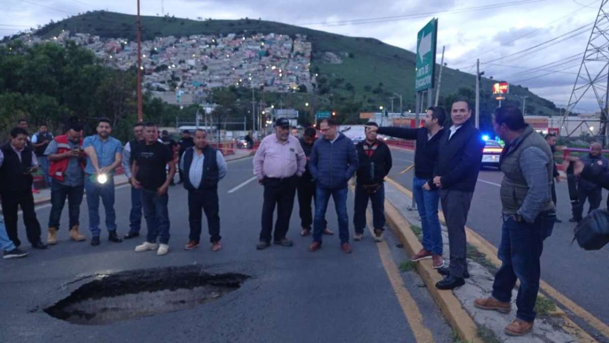 La formación de un socavón de aproximadamente 2 metros de circunferencia cerró una vialidad en el municipio de Tlalnepantla