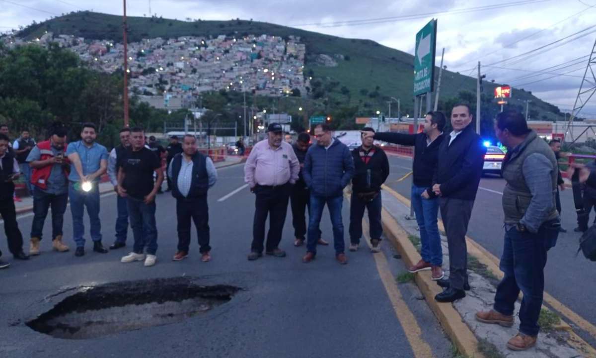 La formación de un socavón de aproximadamente 2 metros de circunferencia cerró una vialidad en el municipio de Tlalnepantla