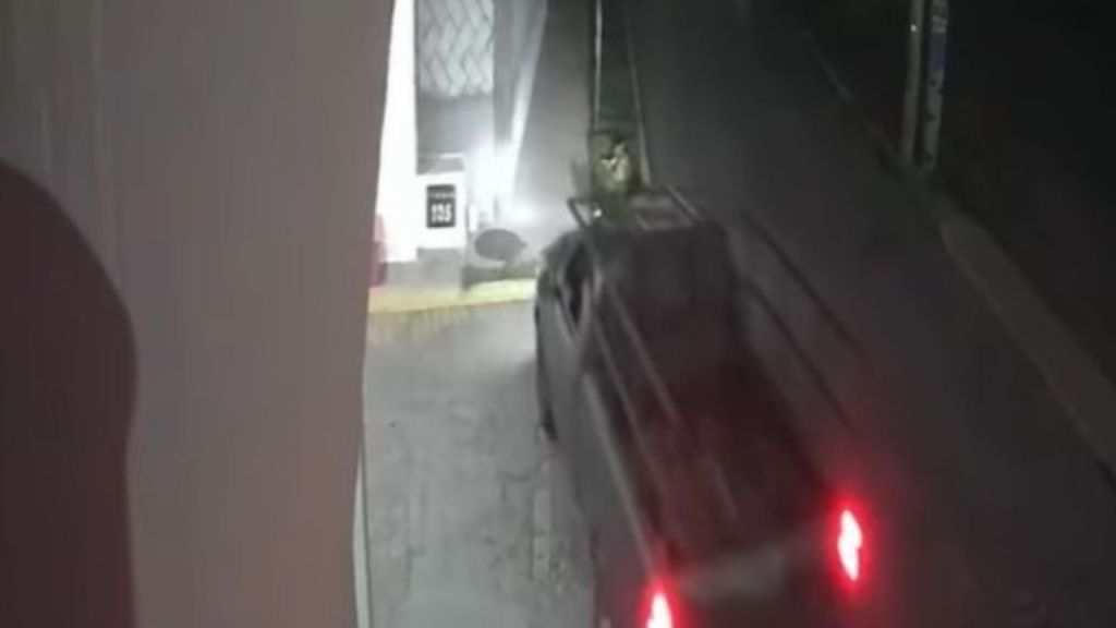 En redes sociales circula un video en el que un hombre atropelló a tres perritos en Puebla, el caso ya es investigado por las autoridades.