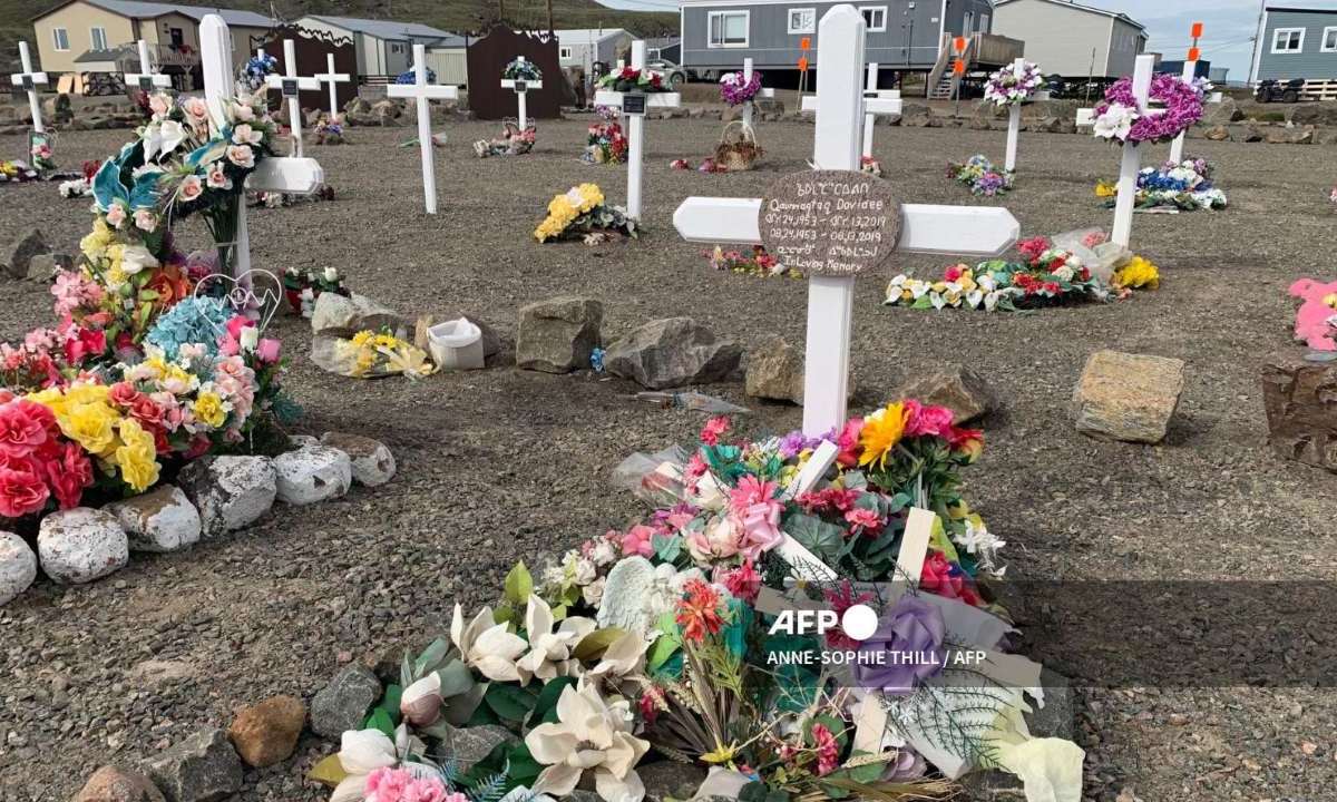 Una comunidad indígena en el oeste de Canadá descubrió 93 presuntas tumbas anónimas de niños y bebés cerca del sitio donde operaba un antiguo internado, dijeron funcionarios.